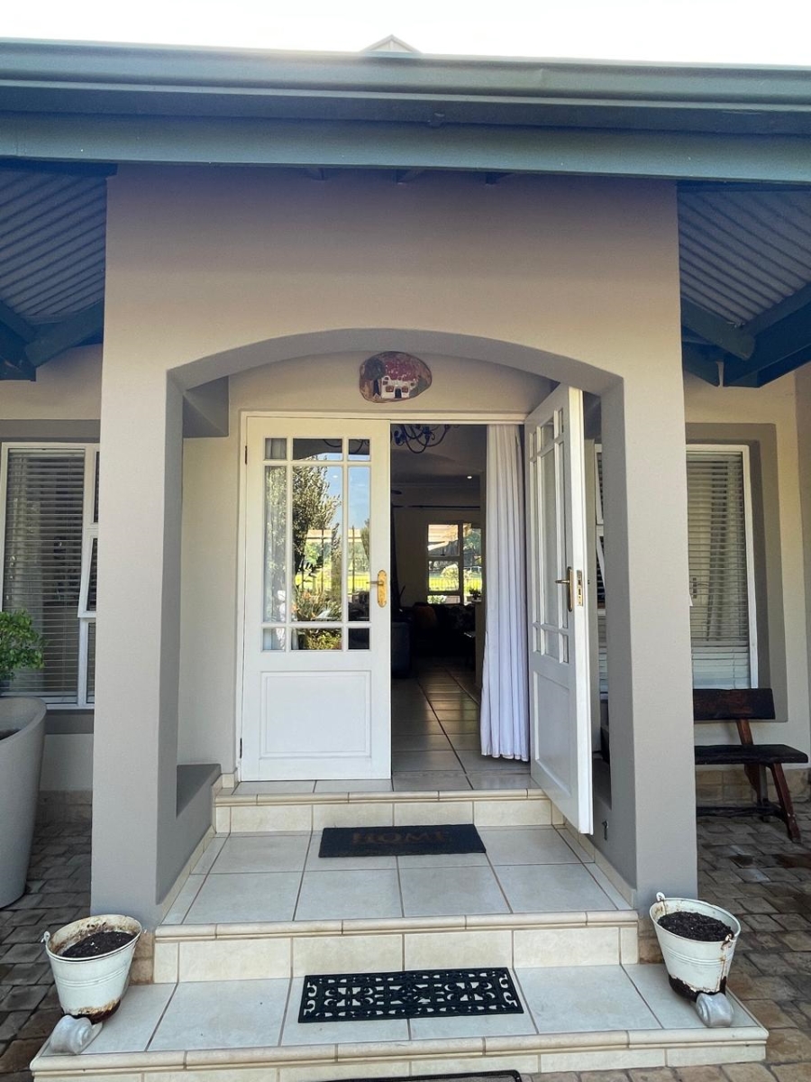 3 Bedroom Property for Sale in Caribbean Beach Club North West